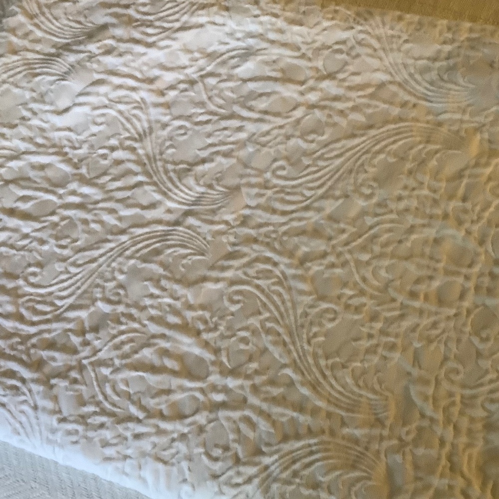 White ´puffy’ Damask tablecloth